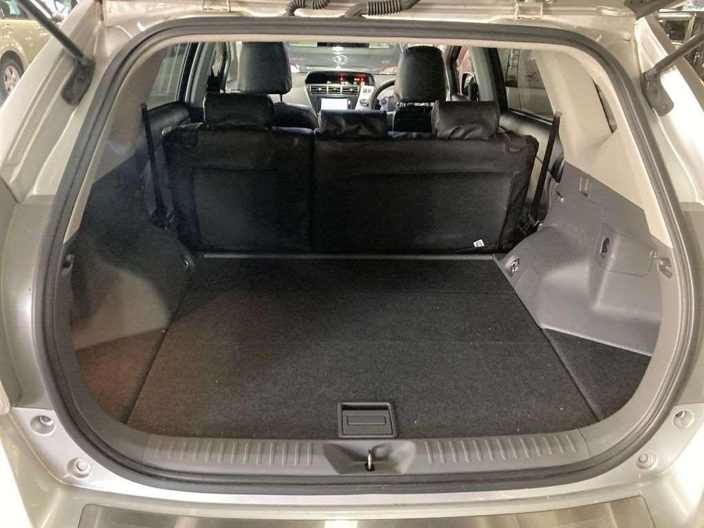 TOYOTA PRIUS ALPHA S Image 8