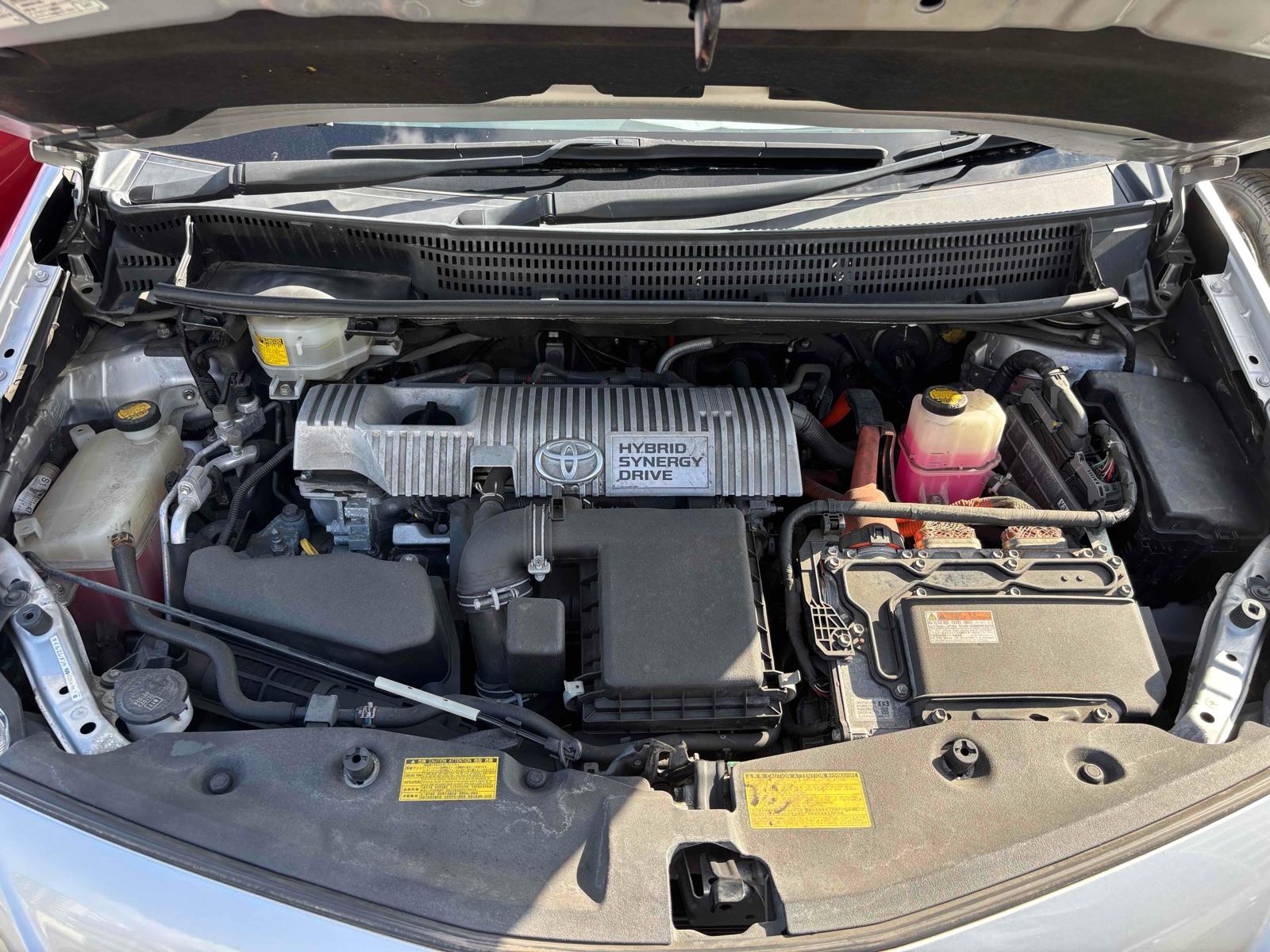 TOYOTA PRIUS ALPHA S Image 20