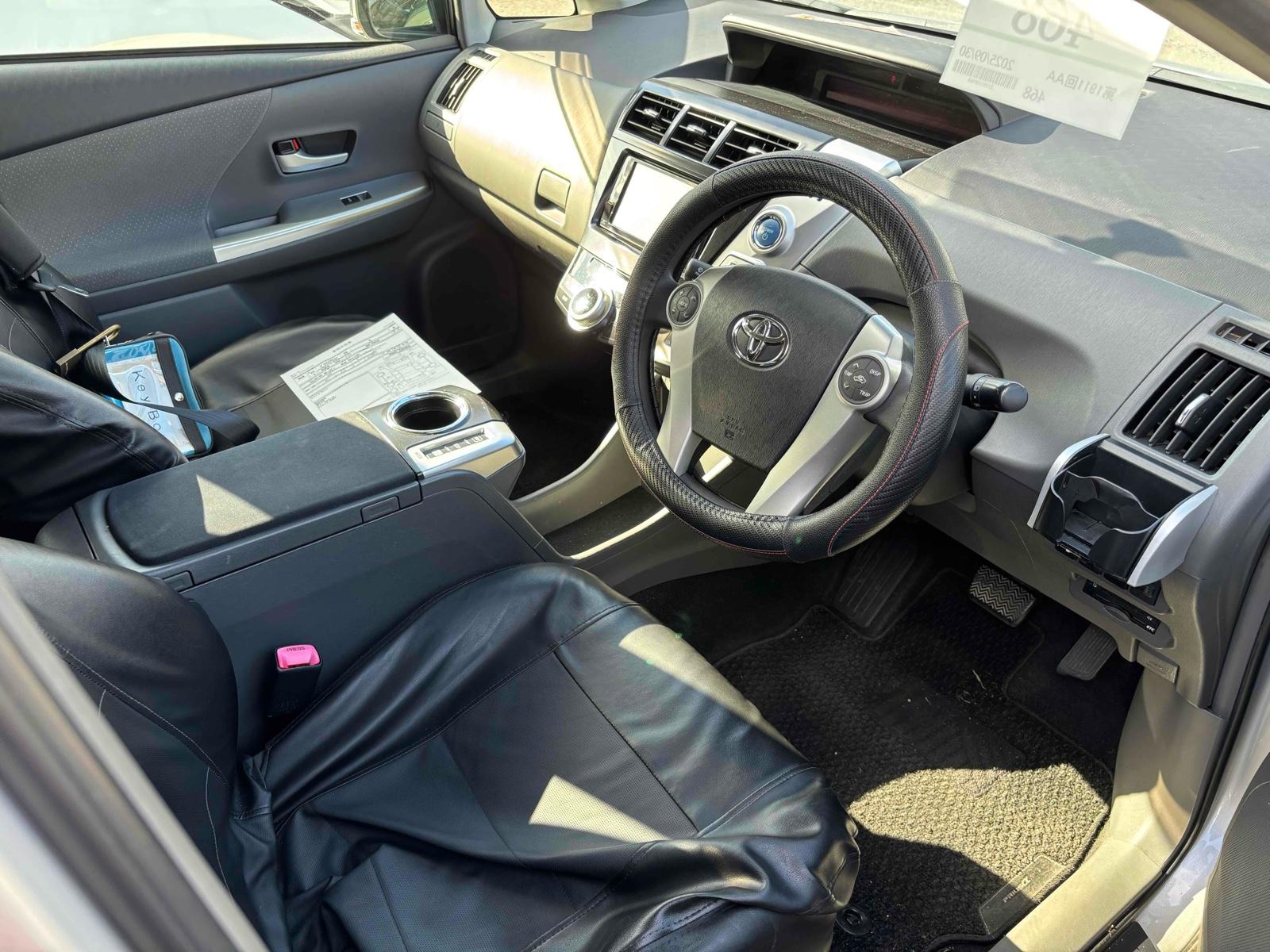 TOYOTA PRIUS ALPHA S Image 11