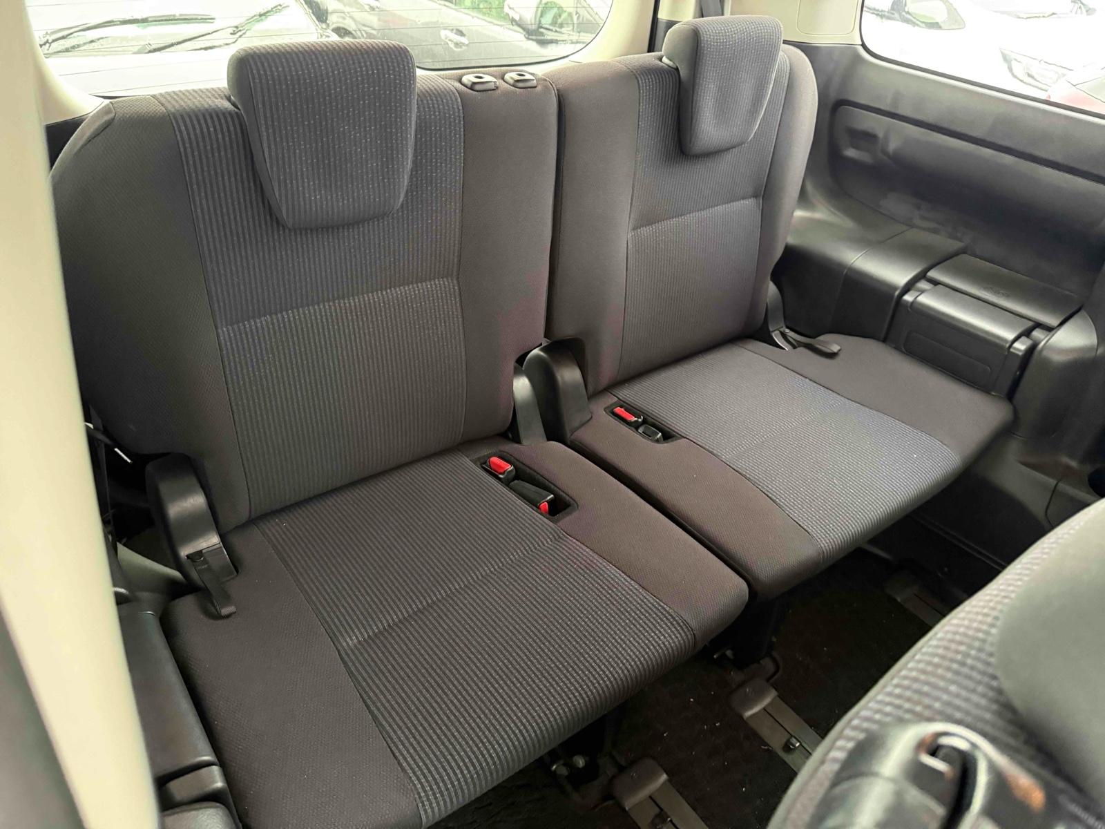 TOYOTA NOAH HYBRID X Image 9