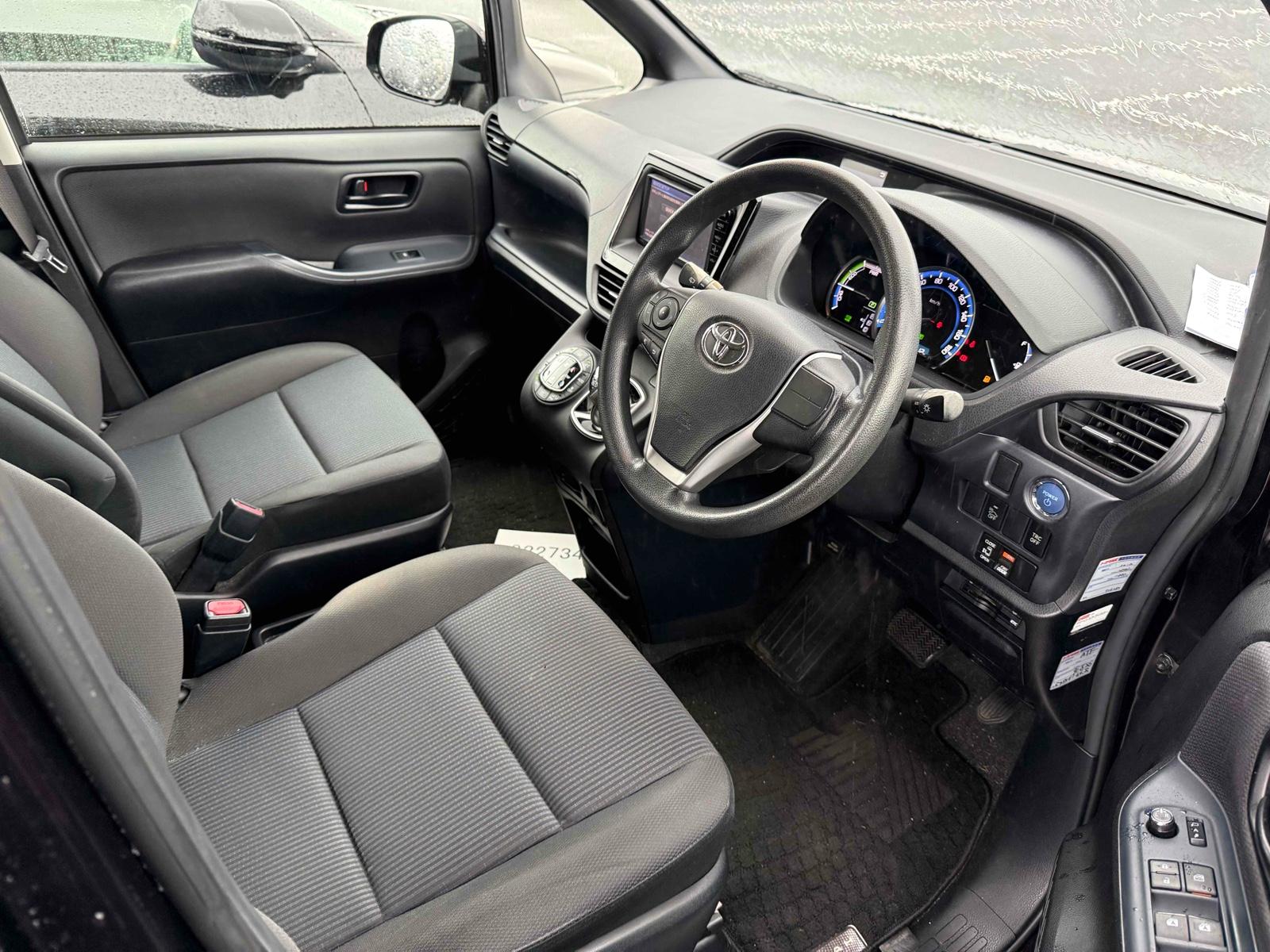 TOYOTA NOAH HYBRID X Image 3