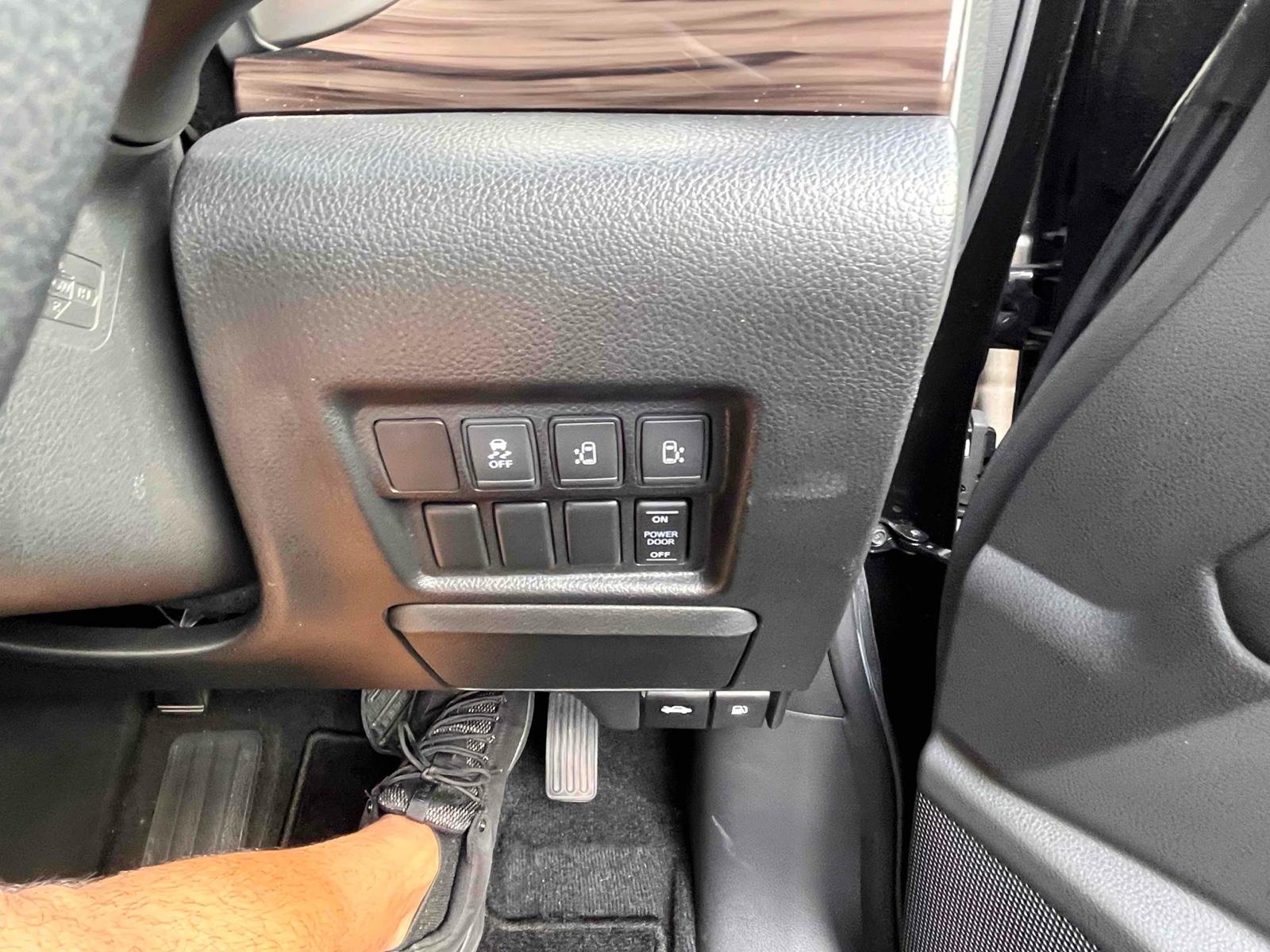NISSAN ELGRAND 250 HIGHWAY STAR S Image 17