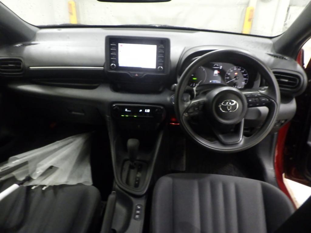 TOYOTA YARIS HYBRID X 4WD Image 3