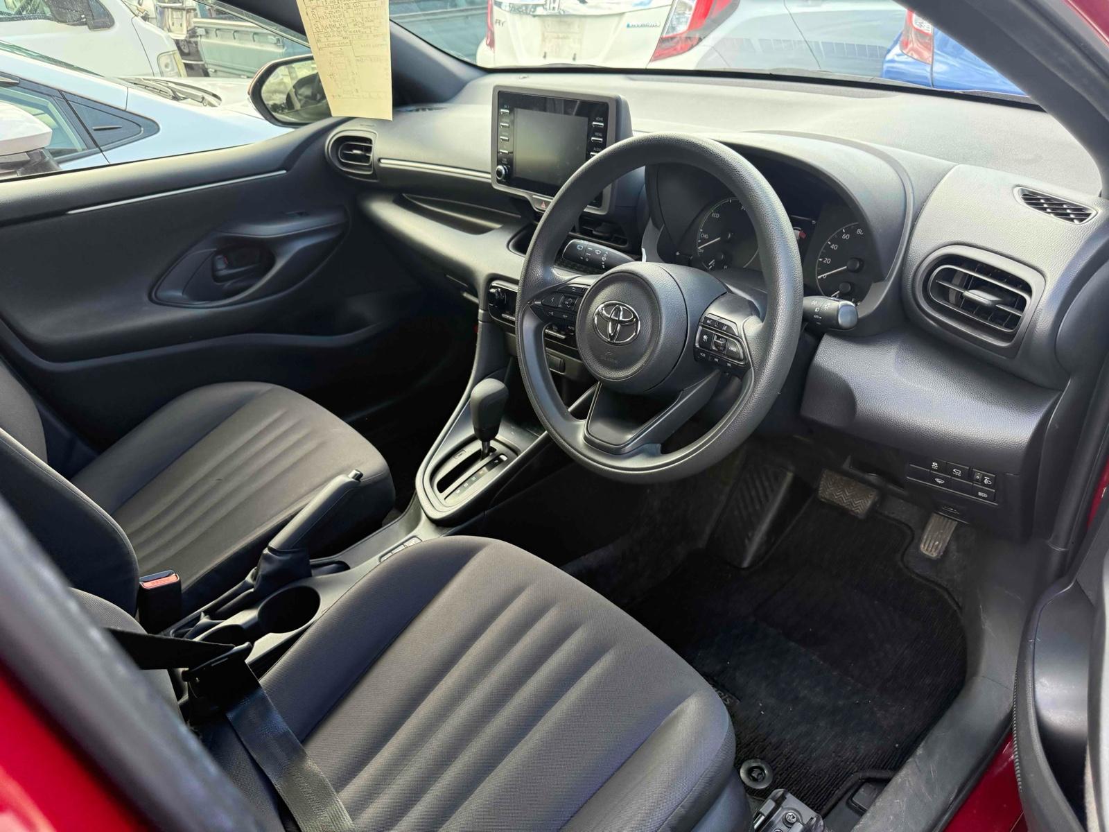 TOYOTA YARIS HYBRID X 4WD Image 6