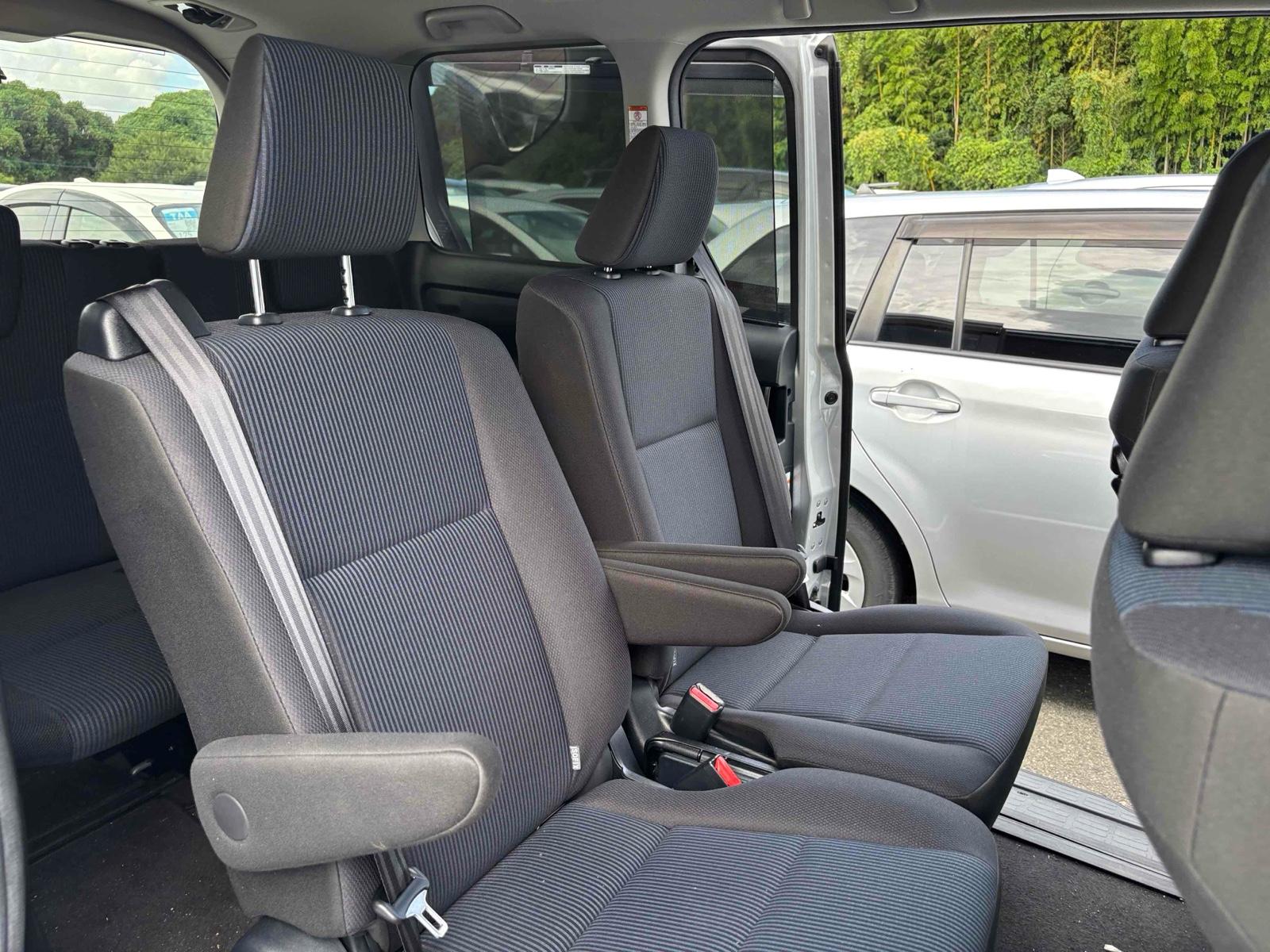 TOYOTA VOXY HYBRID X Image 12