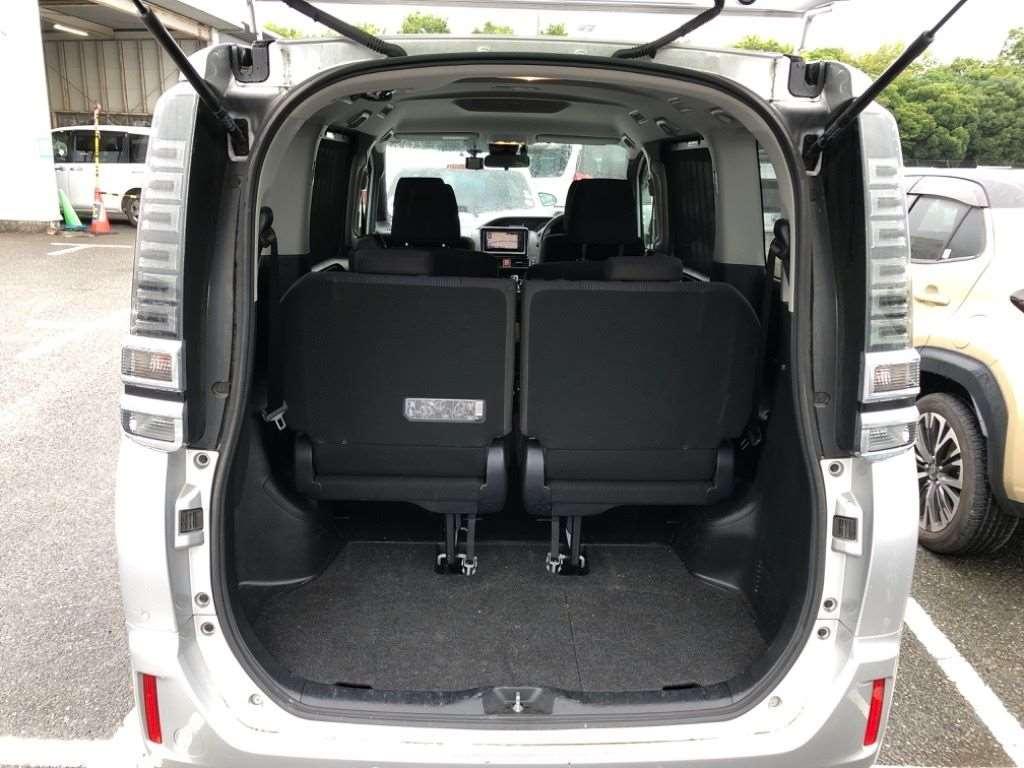 TOYOTA VOXY HYBRID X Image 8