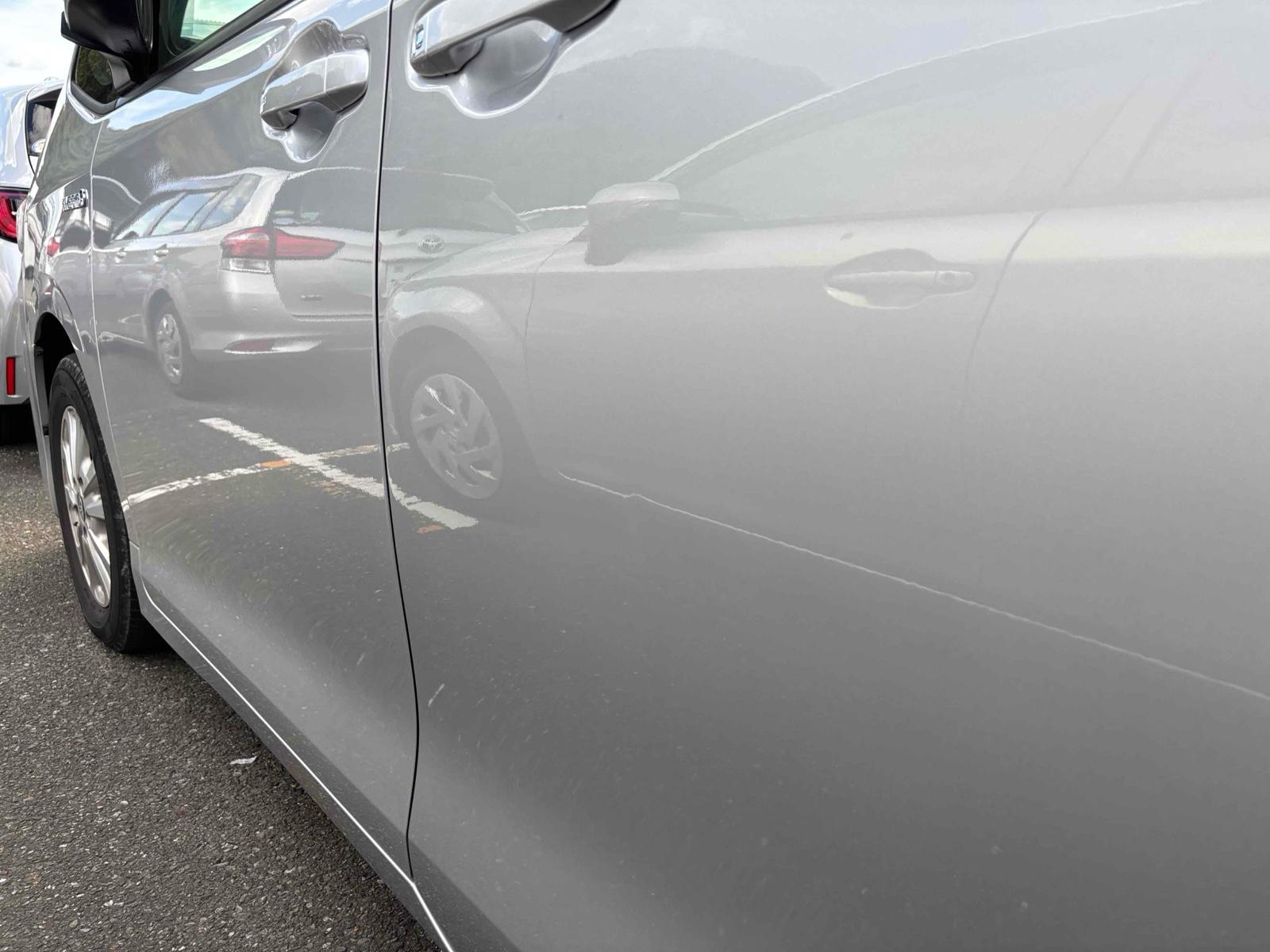 TOYOTA VOXY HYBRID X Image 16