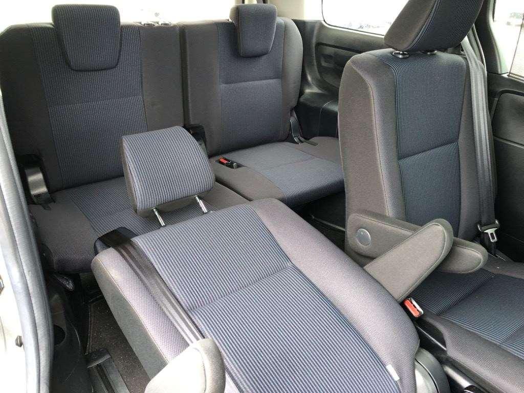 TOYOTA VOXY HYBRID X Image 5
