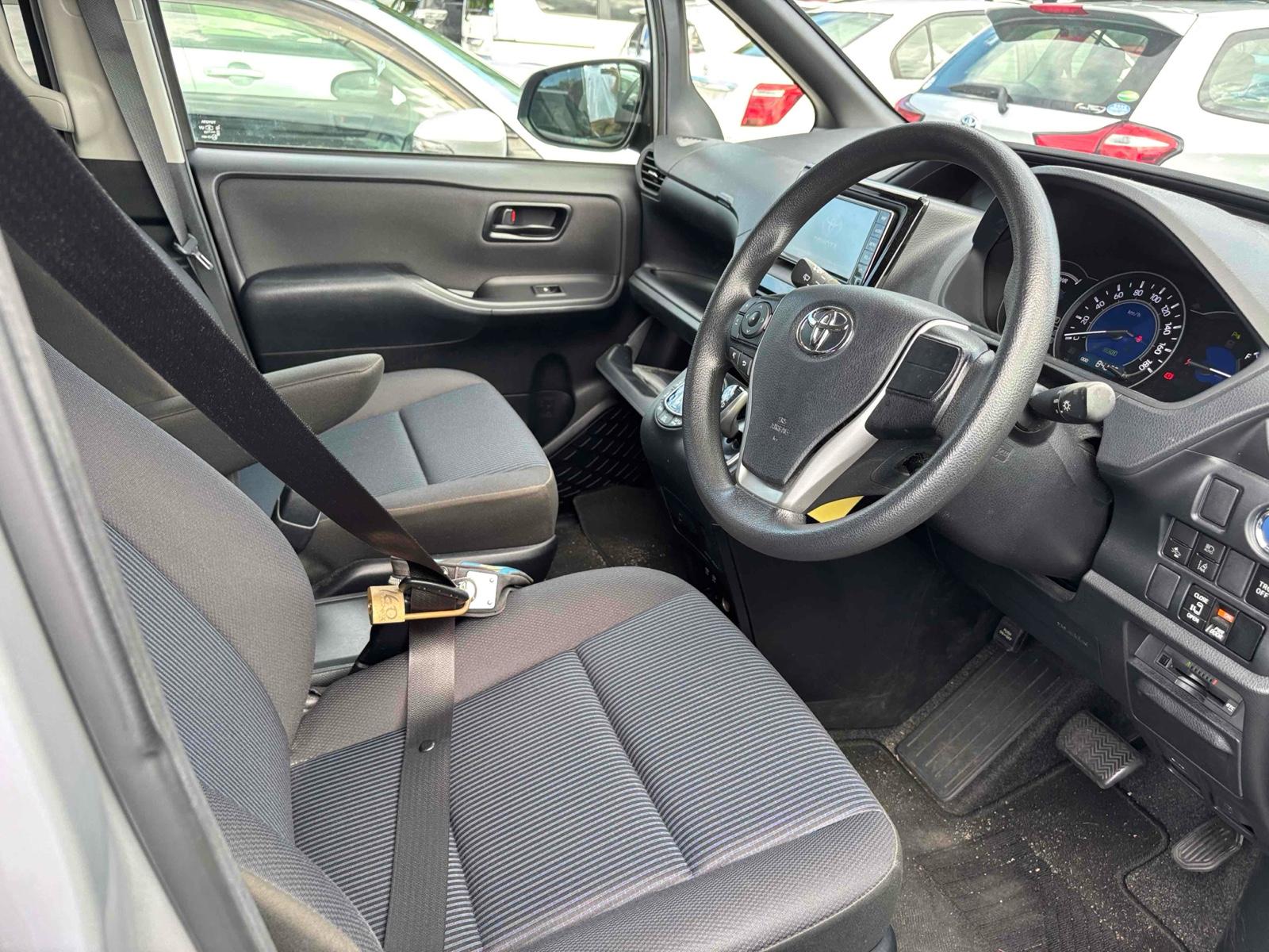 TOYOTA VOXY HYBRID X Image 9