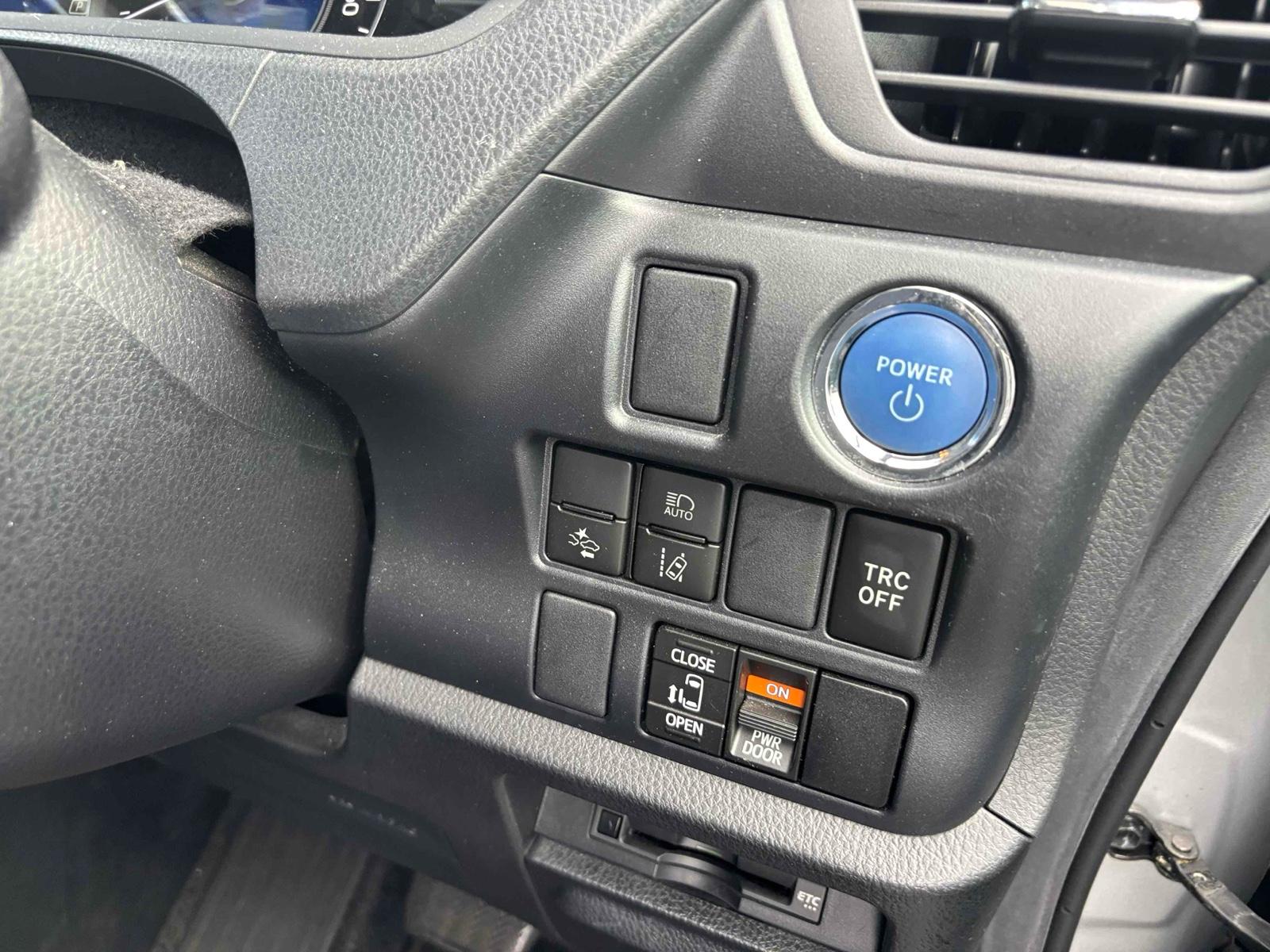 TOYOTA VOXY HYBRID X Image 10