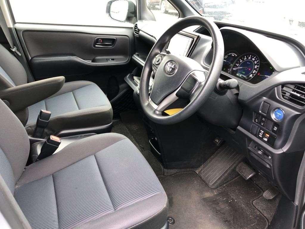 TOYOTA VOXY HYBRID X Image 3
