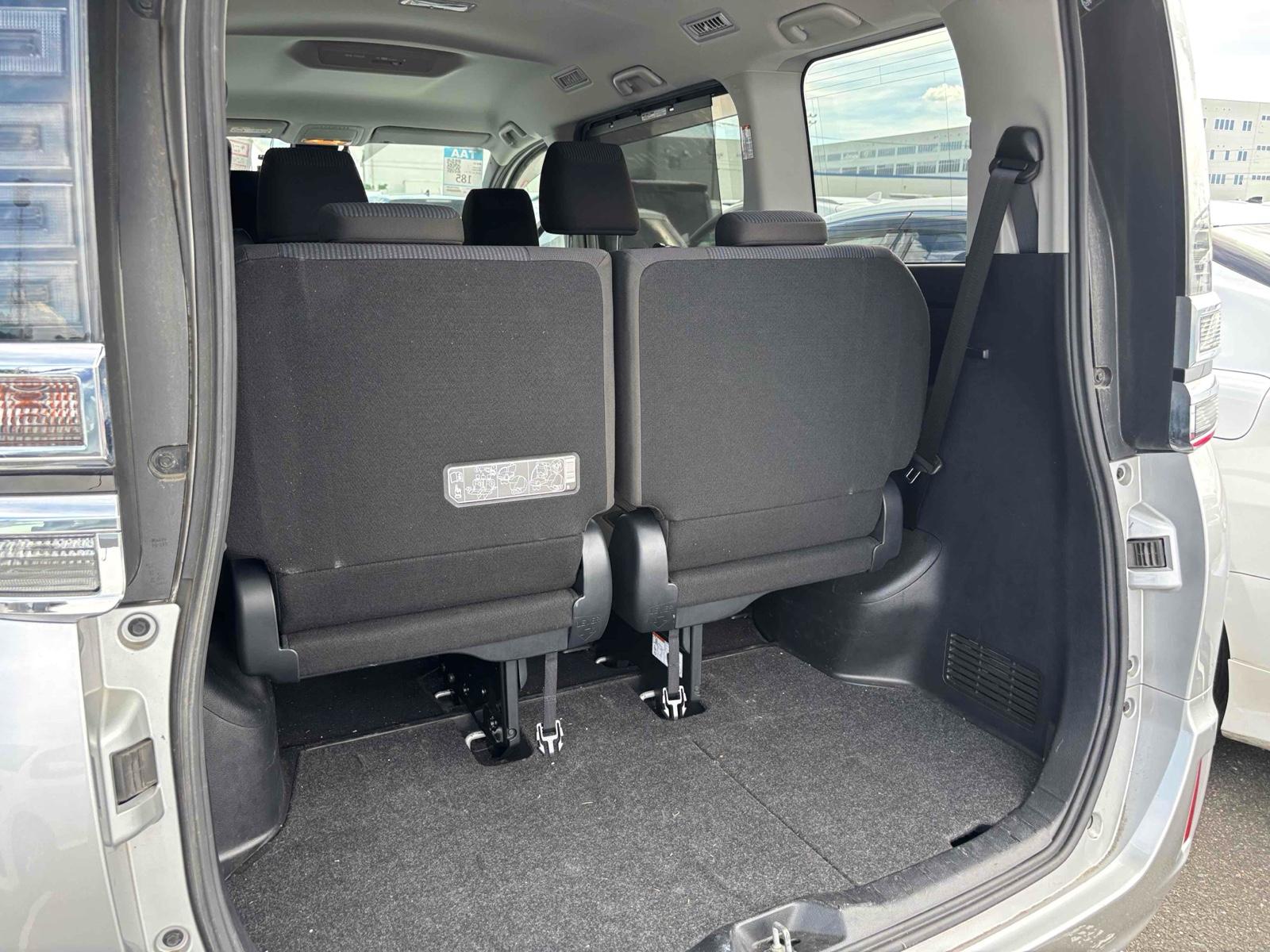TOYOTA VOXY HYBRID X Image 13