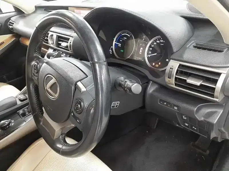 LEXUS IS 4D IS300H VERSION L Image 3