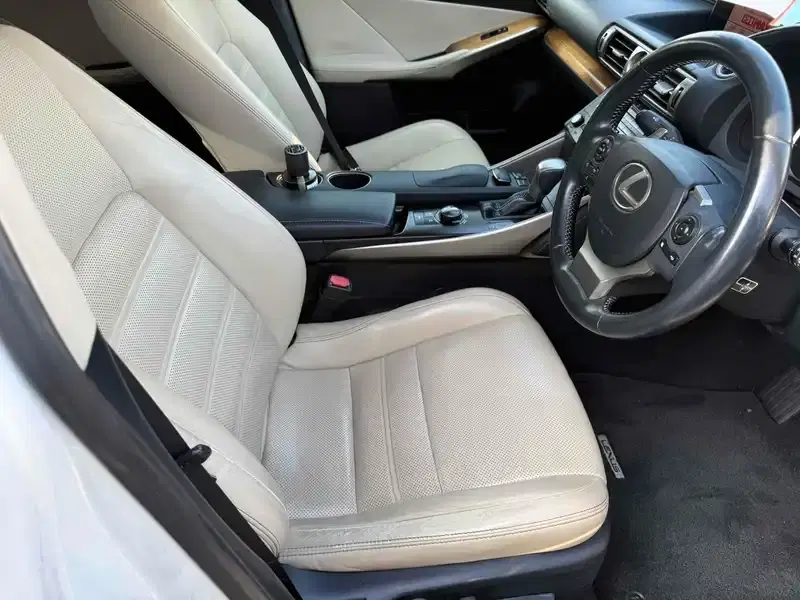 LEXUS IS 4D IS300H VERSION L Image 8