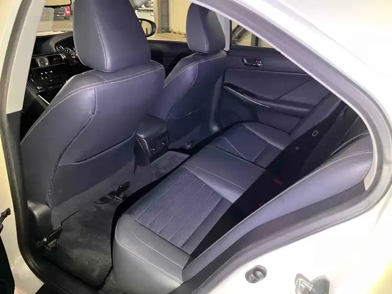 LEXUS IS IS300H Image 18