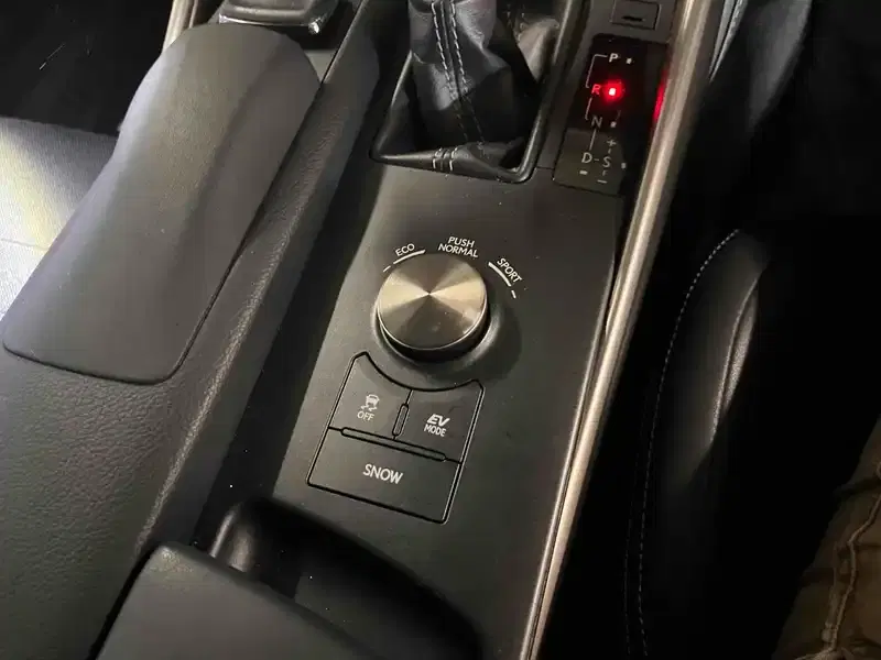 LEXUS IS IS300H Image 17