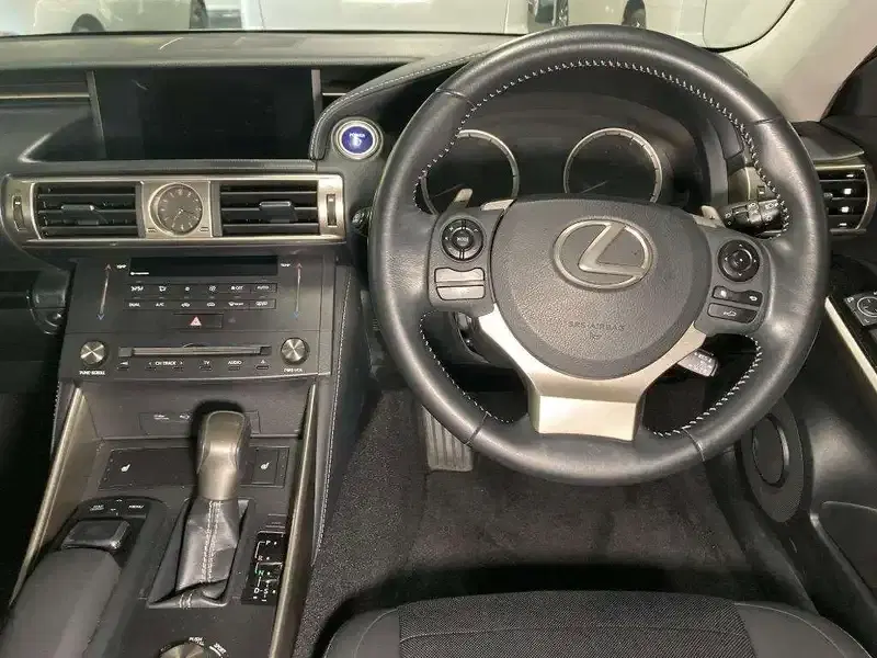LEXUS IS IS300H Image 7