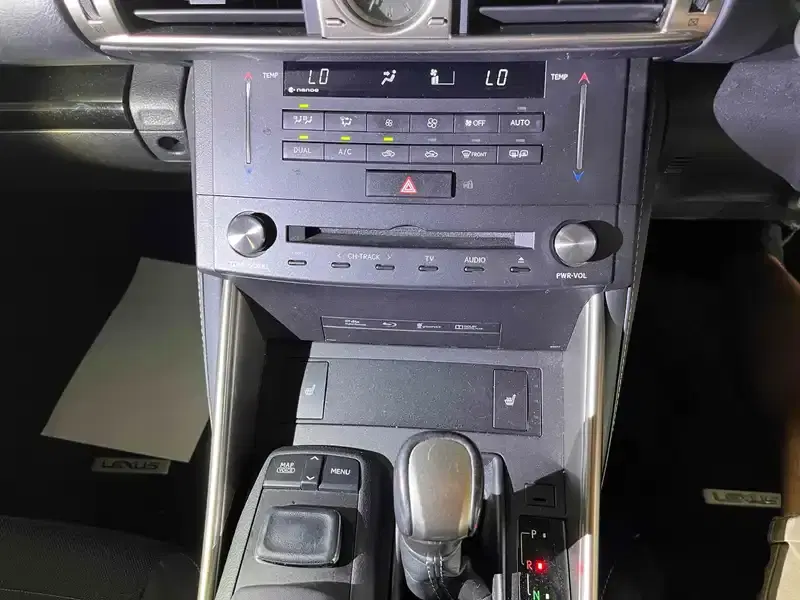 LEXUS IS IS300H Image 15