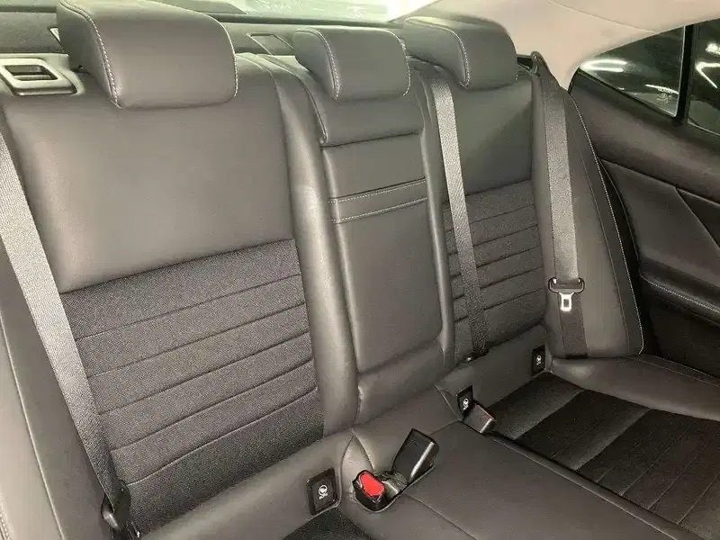 LEXUS IS IS300H Image 10