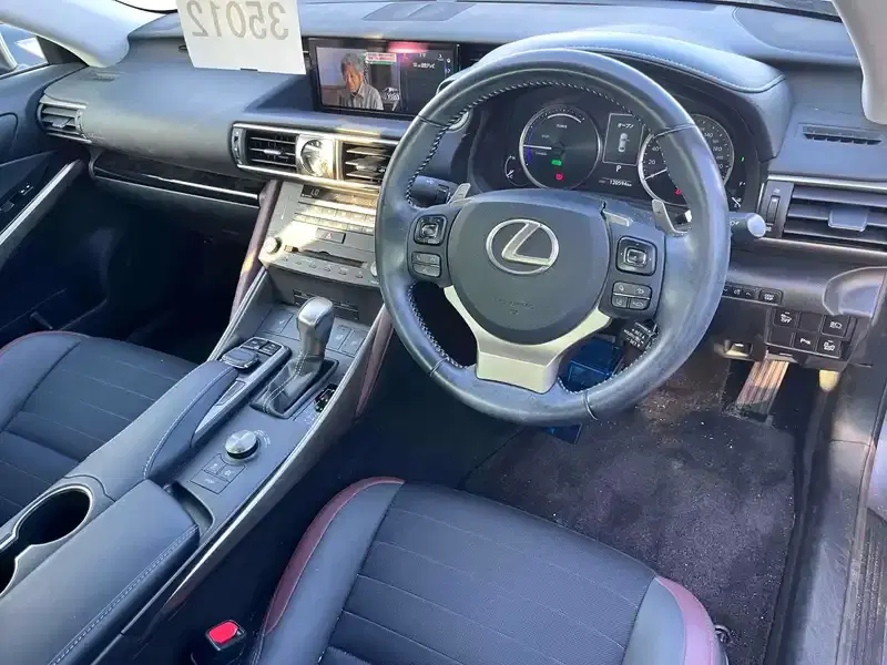 LEXUS IS 4D IS300H Image 10