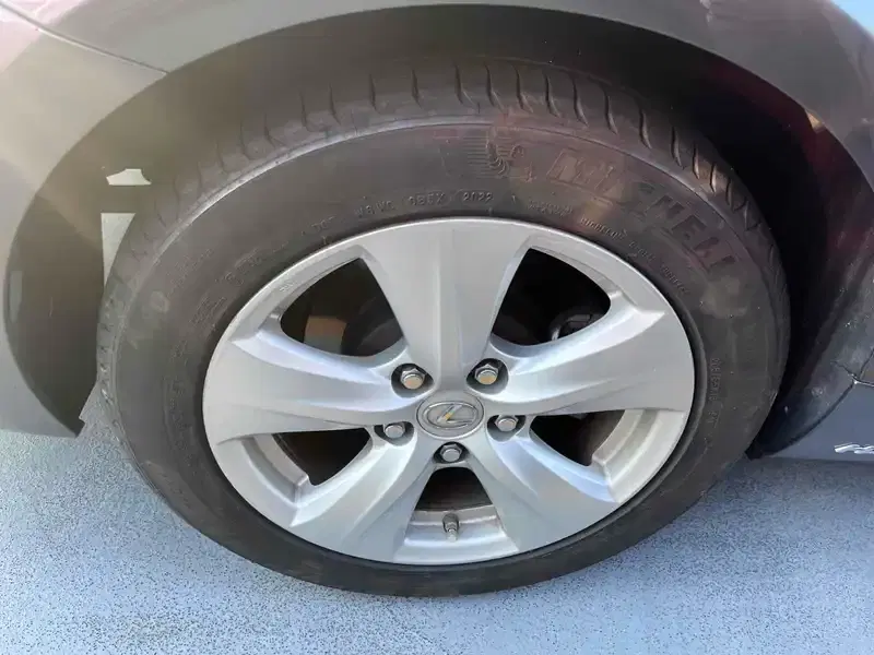LEXUS IS 4D IS300H Image 18