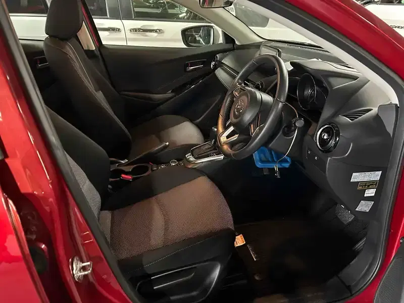 MAZDA DEMIO 13S TOURING Image 9