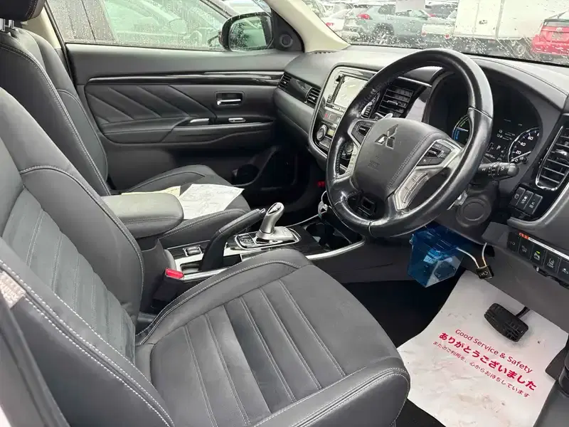 MITSUBISHI OUTLANDER PHEV 4WD G NAVI PACKAGE Image 3