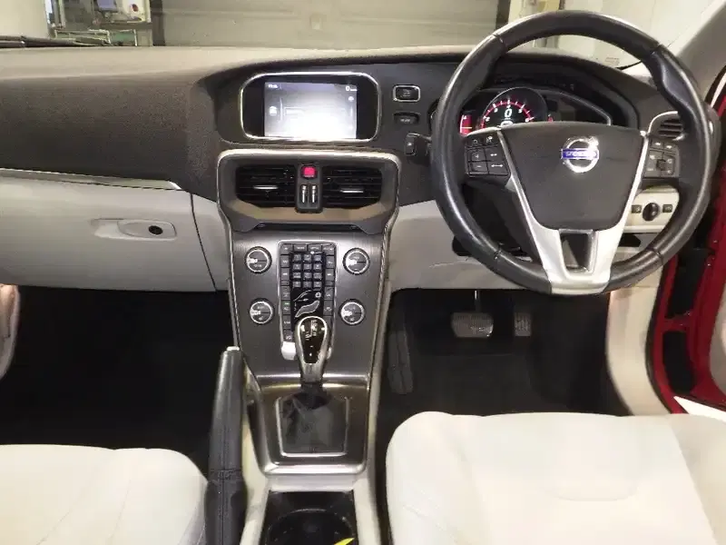 VOLVO V40 T4SE Image 3