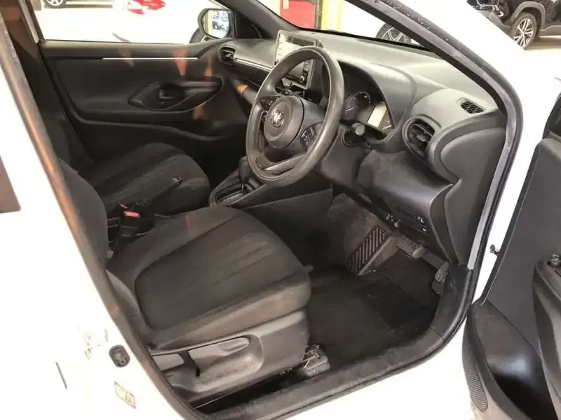 TOYOTA YARIS HYBRID X Image 5