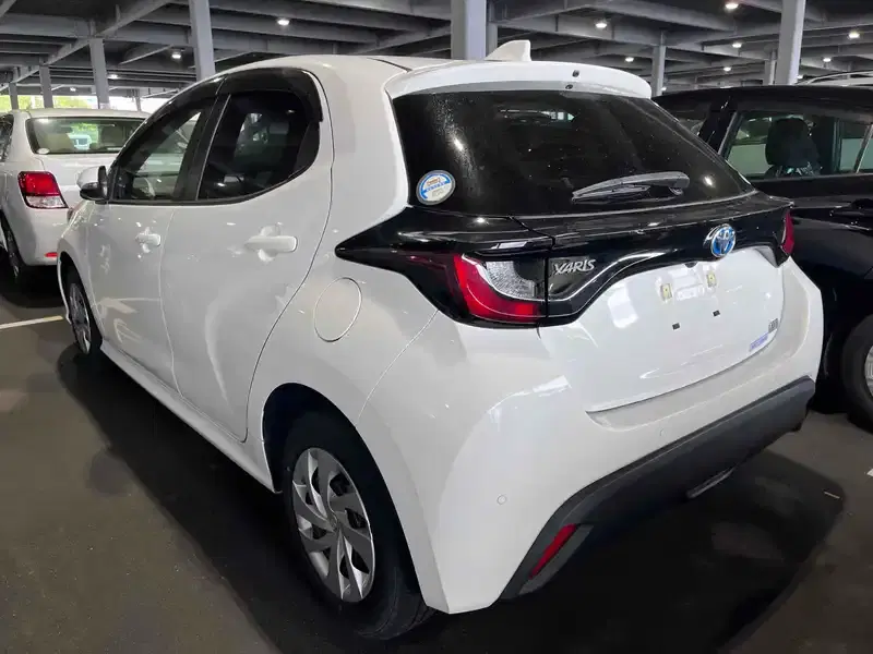 TOYOTA YARIS HYBRID X Image 2