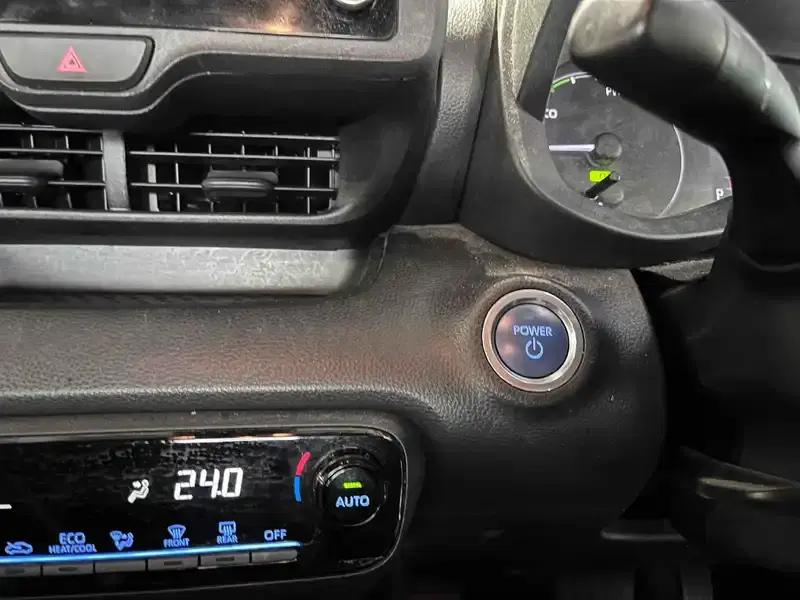 TOYOTA YARIS HYBRID X Image 13