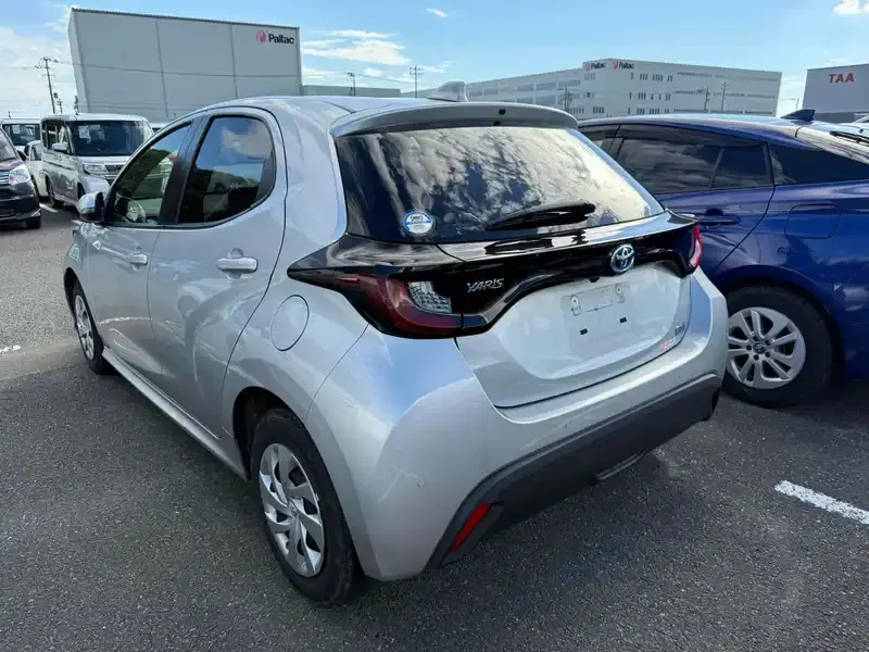 TOYOTA YARIS HYBRID X Image 2