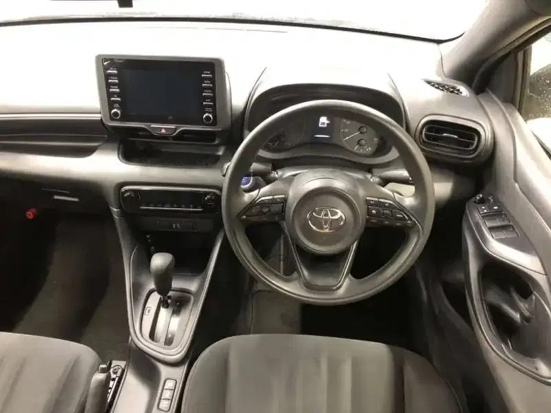 TOYOTA YARIS HYBRID X Image 6
