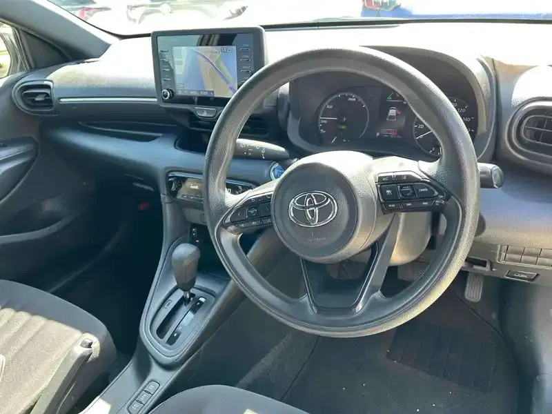 TOYOTA YARIS HYBRID X Image 13
