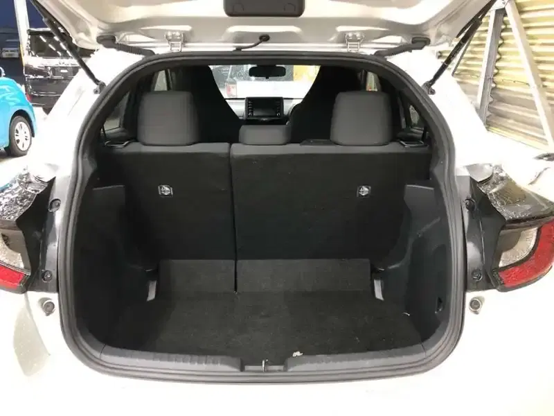 TOYOTA YARIS HYBRID X Image 8