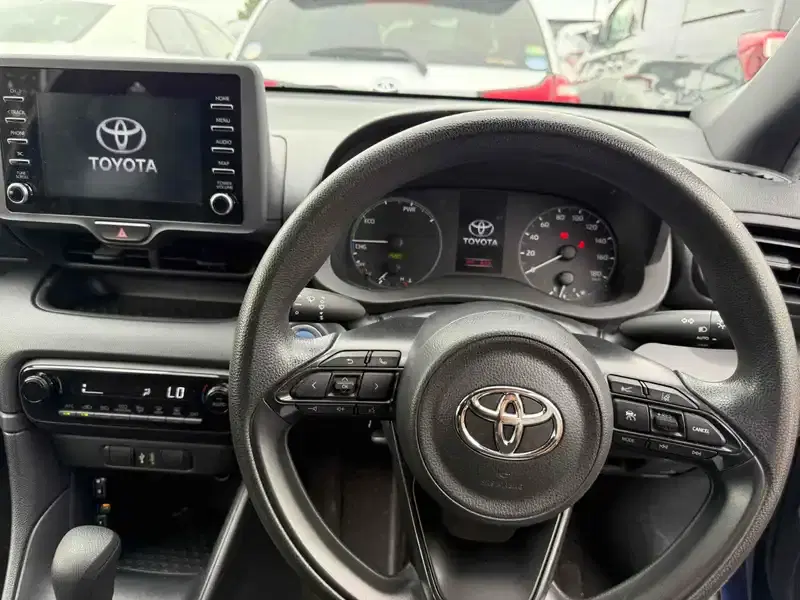 TOYOTA YARIS HYBRID X SAFETYSENSING Image 9
