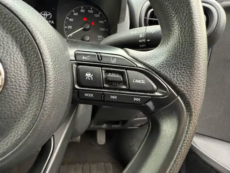 TOYOTA YARIS HYBRID X SAFETYSENSING Image 10