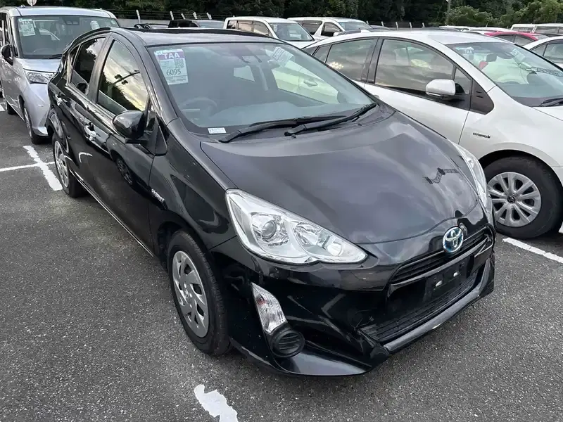 2016 Toyota AQUA 108,000 km