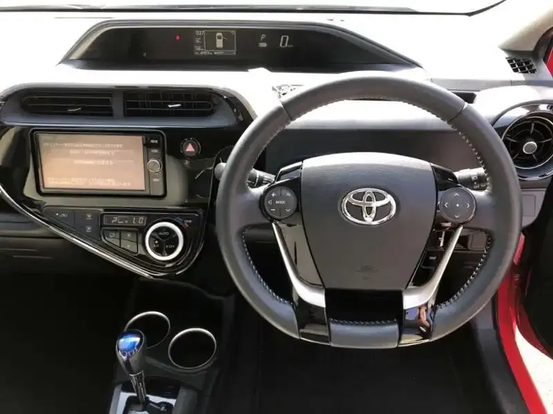 TOYOTA AQUA CROSSOVER Image 8