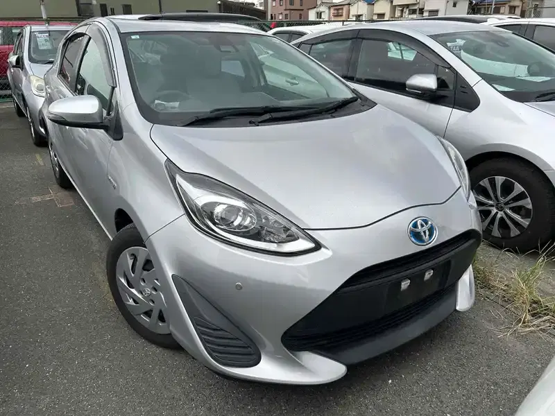 TOYOTA AQUA L Image 9