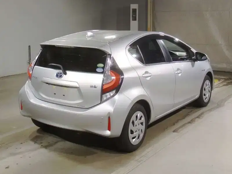 TOYOTA AQUA L Image 2