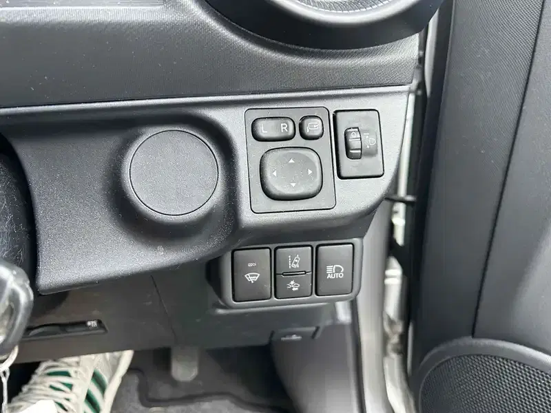 TOYOTA AQUA L Image 12