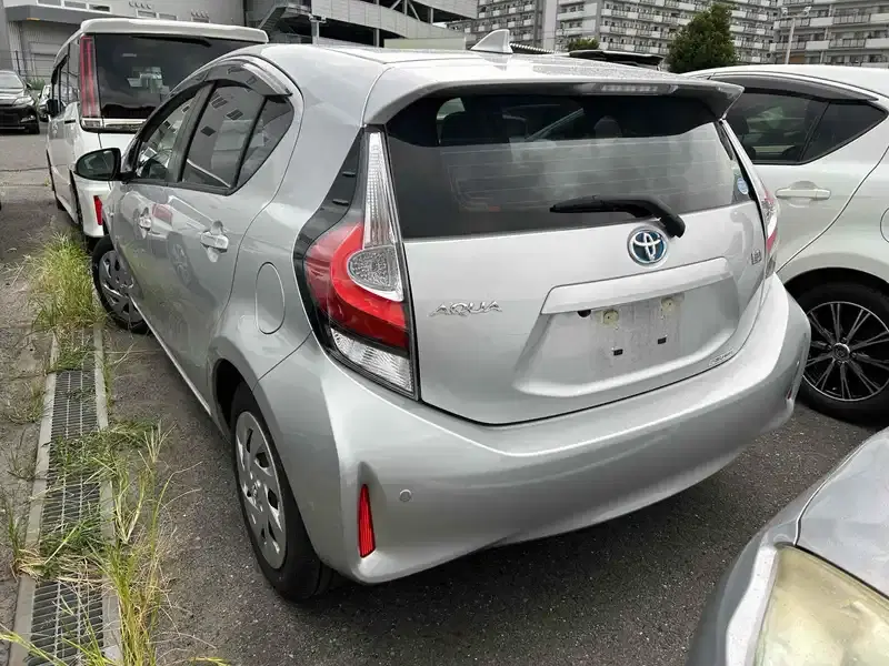 TOYOTA AQUA L Image 10