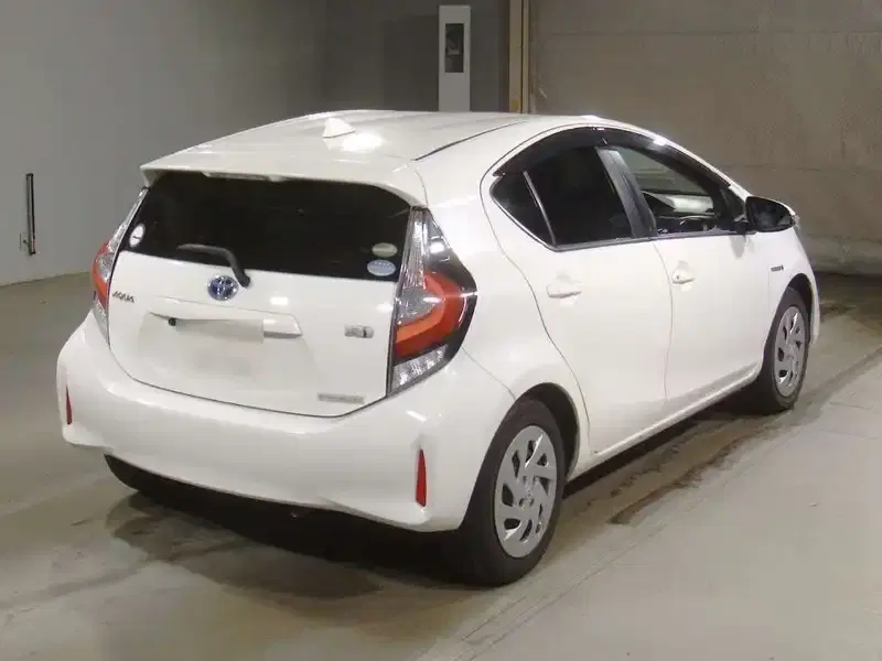 TOYOTA AQUA L Image 2