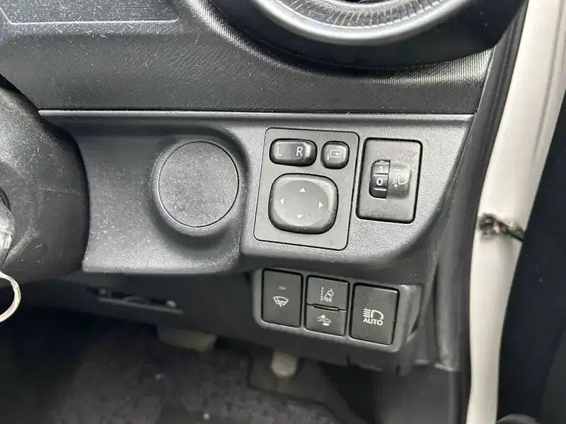 TOYOTA AQUA L Image 9