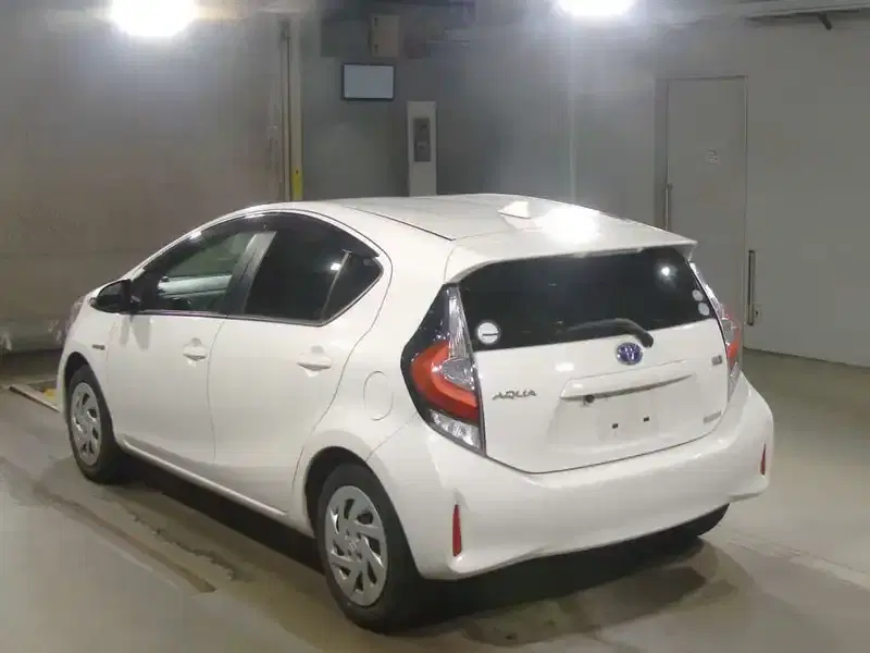 TOYOTA AQUA L Image 5