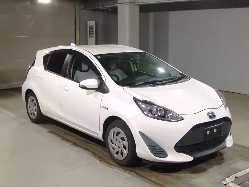 TOYOTA AQUA L Image 4