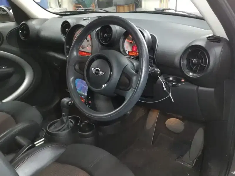 MINI 5D COOPER CROSSOVERVALENTINE ROAD Image 3