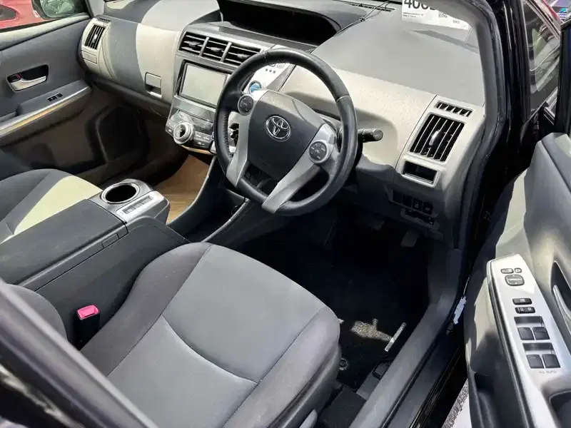 TOYOTA PRIUS ALPHA S Image 8