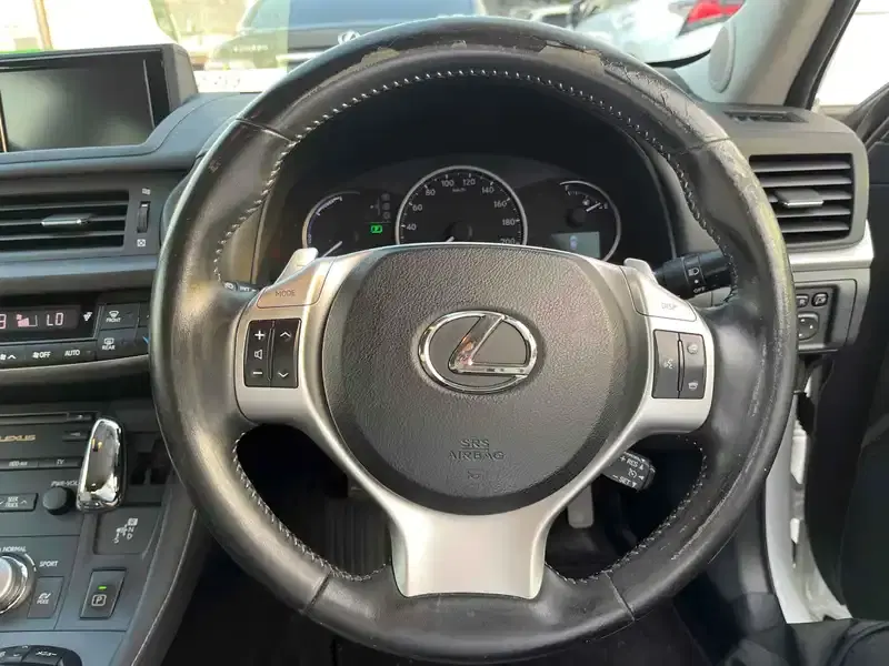 LEXUS CT CT200H VERSION C Image 12